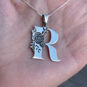 Pingente em prata letra “R” floral