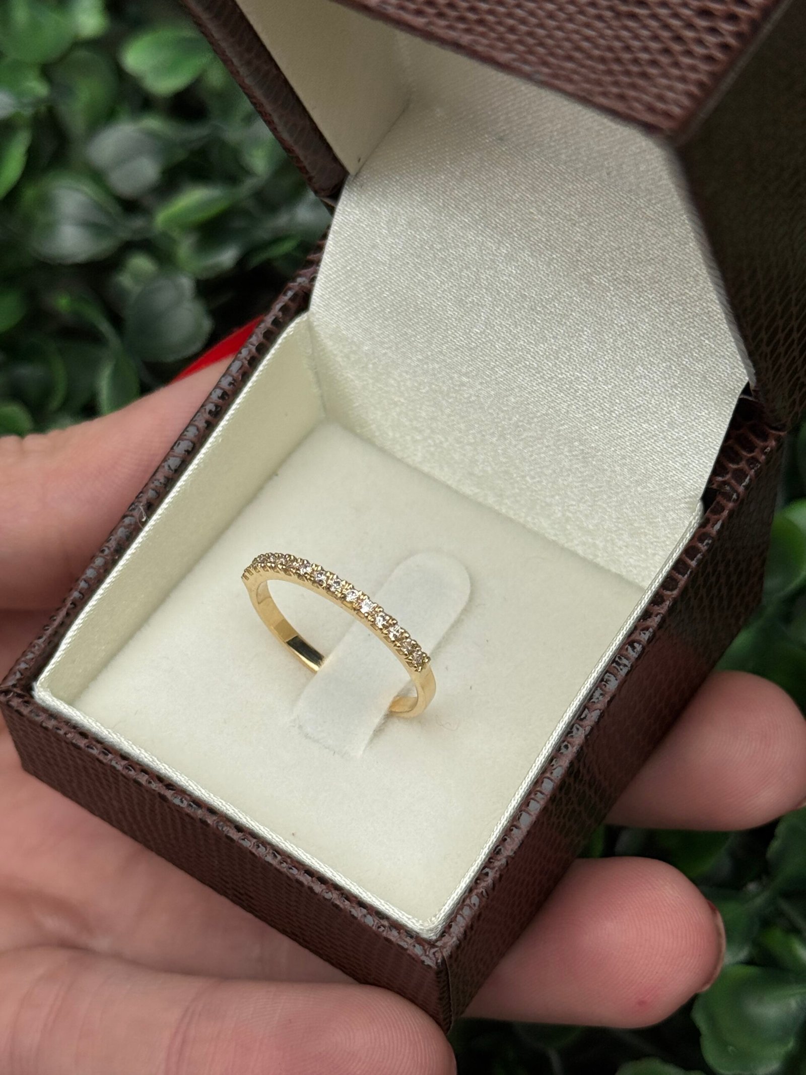 Meia aliança fina em ouro 18k