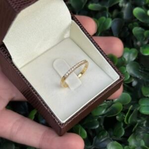 Meia aliança fina em ouro 18k