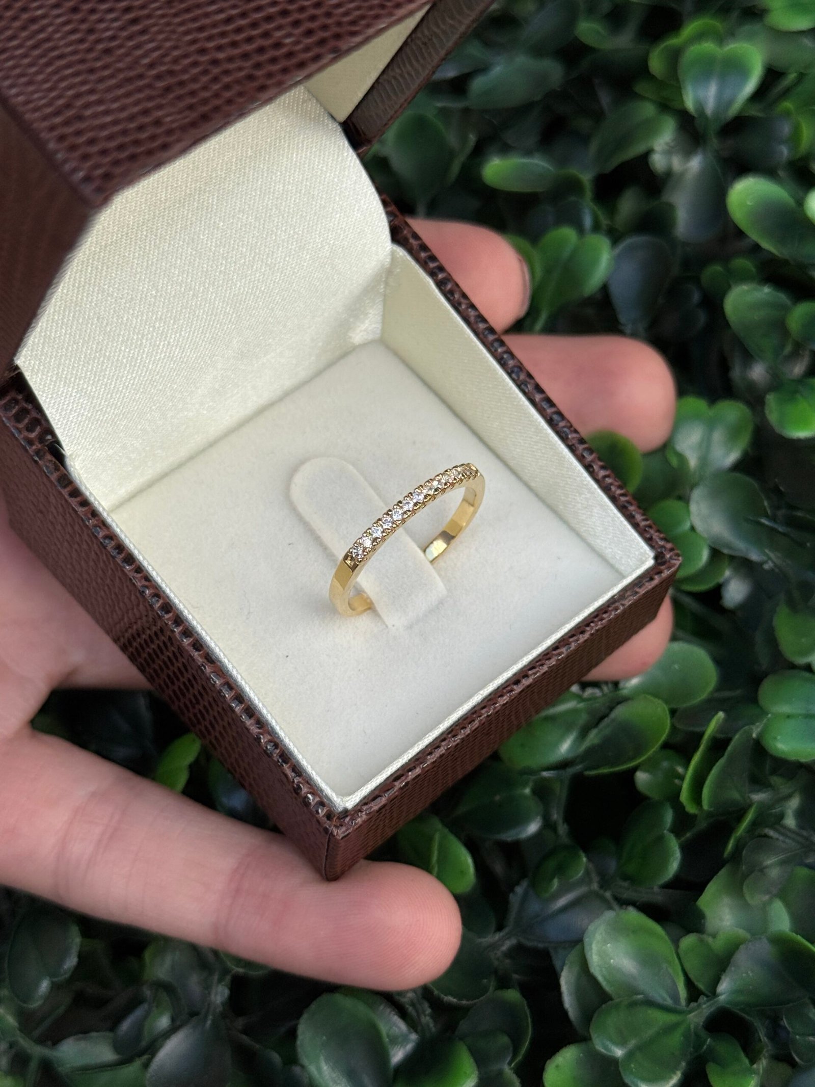 Meia aliança fina em ouro 18k
